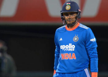 സഞ്ജുവിന്റെ കാര്യത്തിലാകാമെങ്കിൽ ഗില്ലിന്റെ സമയം അതിക്രമിച്ചിരിക്കുന്നു, അവനെ പുറത്താക്കി പകരം ആ താരത്തെ ടീമിലെടുക്കുക; ഫ്ലോപ്പ് ഷോക്ക് പിന്നാലെ ട്രോൾ