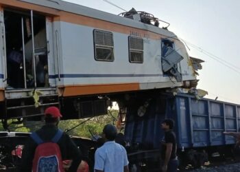 പാസഞ്ചർ തീവണ്ടി ചരക്ക് തീവണ്ടിക്ക് മുകളിൽ ഇടിച്ചു കയറി അപകടം ; ആറ് മരണം, നിരവധി പേർക്ക് പരിക്ക്