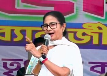 ‘ഞാൻ ഇവിടെയുള്ളിടത്തോളം കാലം നിങ്ങളെ പുറത്താക്കാൻ ഒരിക്കലും അനുവദിക്കില്ല’ ; ബംഗ്ലാദേശ് അതിർത്തിയിൽ എസ്ഐആർ വിരുദ്ധ റാലിയുമായി മമത ബാനർജി