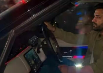 എൻ ഫ്രണ്ടേ പോലെ ആര് മച്ചാ, കോഹ്ലി ധോണി റി യൂണിയൻ ആഘോഷമാക്കി ആരാധകർ; വീഡിയോ വൈറൽ