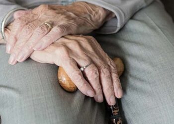 എന്നെ നന്നായി നോക്കുന്ന മകളെ വേണം..: മാസം 38,000 രൂപയും ഫ്‌ളാറ്റും: ഓൺലൈനിൽ വാഗ്ദാനവുമായി വയോധിക