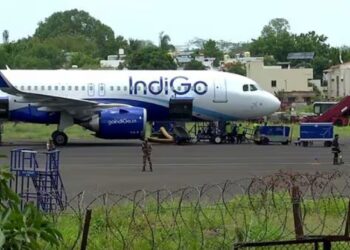 ചാവേർ ബോംബ് ഭീഷണി ; ജിദ്ദ-ഹൈദരാബാദ് ഇൻഡിഗോ വിമാനത്തിന് മുംബൈയിൽ അടിയന്തര ലാൻഡിങ്