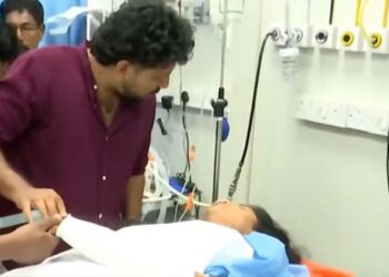 വിവാഹദിനം ബ്യൂട്ടീഷന്റെ അടുത്ത് നിന്ന് മടങ്ങും വഴി വധുവിന് അപകടം; മുഹൂർത്തം തെറ്റാതെ ആശുപത്രിയിലെത്തി താലി കെട്ടി വരൻ