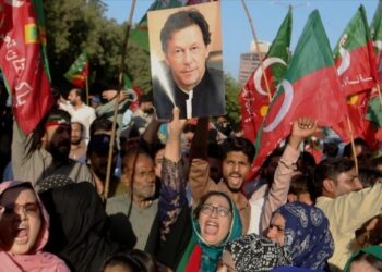 തെരുവിലിറങ്ങി ഇമ്രാൻ ഖാൻ അനുയായികൾ ; റാവൽപിണ്ടിയിൽ അടിയന്തരാവസ്ഥ പ്രഖ്യാപിച്ച് പാകിസ്താൻ സർക്കാർ