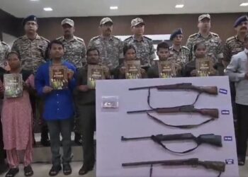 മഹാരാഷ്ട്രയിലും കമ്മ്യൂണിസ്റ്റ് ഭീകരരുടെ കൂട്ട കീഴടങ്ങൽ ; തലയ്ക്ക് 82 ലക്ഷം രൂപ വിലയുള്ള പതിനൊന്ന് ഭീകരർ കീഴടങ്ങി