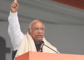 ആർഎസ്എസിന്റെ പ്രത്യയശാസ്ത്രം രാഷ്ട്രത്തെ നശിപ്പിക്കും, രാഹുലിന് മാത്രമേ രാജ്യത്തെ രക്ഷിക്കാൻ കഴിയൂ ; വോട്ട് ചോരി റാലിയിൽ ഖാർഗെയുടെ ഗർജ്ജനം