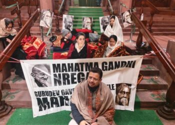 രാത്രി മുഴുവൻ ഉറങ്ങാതെ പാർലമെന്റിന് മുൻപിൽ പ്രതിഷേധിച്ച് പ്രതിപക്ഷം ; വിബി-ജി റാം ജി ബിൽ രാജ്യസഭയിലും പാസായി