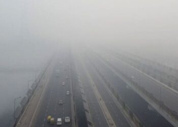 പ്രതിസന്ധിയായി കാലാവസ്ഥ ; ഉത്തരേന്ത്യയിൽ കനത്ത മൂടൽമഞ്ഞ് ; വ്യോമ, റെയിൽ ഗതാഗതം തടസ്സപ്പെട്ടു