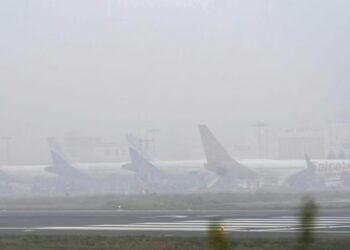 ഉത്തരേന്ത്യയെ പ്രതിസന്ധിയിലാക്കി കനത്ത മൂടൽമഞ്ഞ് ; ഡൽഹിയിൽ മാത്രം ഇന്ന് റദ്ദാക്കിയത് 118 വിമാന സർവീസുകൾ ; ട്രെയിനുകളും വൈകുന്നു