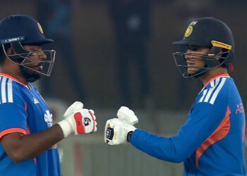 ഗില്ലുപ്പോൾ ആമയെ പോലെ സഞ്ജുവെത്തിയാൽ ചീറ്റപ്പുലിയെ പോലെ,  ഇതിലേത് വേണമെന്ന് തീരുമാനിക്കുക ബിസിസിഐ; കിട്ടിയ അവസരത്തിൽ കലക്കി പൊളിച്ച് മലയാളി താരം