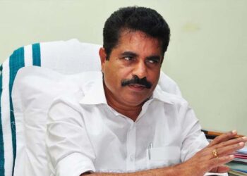 രാവിലെ അവനൊപ്പം,മണിക്കൂറുകൾക്കകം അതിജീവിതയ്‌ക്കൊപ്പം: പുലിവാല് പിടിച്ച് അടൂർ പ്രകാശ്; നിലപാടിൽ മലക്കംമറിച്ചിൽ