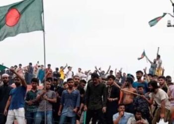 ബംഗ്ലാദേശിൽ ഇന്ത്യവിരുദ്ധ നീക്കം ശക്തമാകുന്നു; വർക്ക് പെർമിറ്റ് റദ്ദാക്കണമെന്ന് ആവശ്യം; അന്താരാഷ്ട്ര കോടതിയിലേക്ക്; പ്രകോപനവുമായി ഇൻക്വിലാബ് മഞ്ച