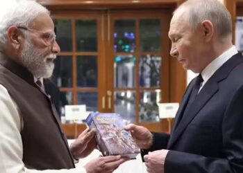 ദശലക്ഷണക്കണക്കിന് ആളുകൾക്ക് പ്രചോദനം പകരുന്ന ഗ്രന്ഥം; പുടിന് ഭഗവത്ഗീത സമ്മാനിച്ച് മോദി
