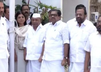 കോൺഗ്രസിൻ്റെ സ്ഥാപകദിനാഘോഷത്തിൽ  ദേശീയഗാനം തെറ്റിച്ചുപാടി പ്രവർത്തകർ