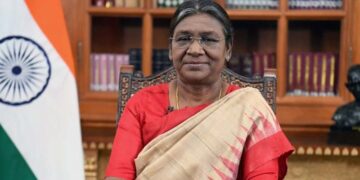 കടൽകരുത്ത് ഊട്ടിഉറപ്പിക്കുന്ന കിടിലൻ അഭ്യാസ പ്രകടനങ്ങൾ;രാഷ്ട്രപതി ശംഖുമുഖത്ത്; നാവികസേന ദിനാഘോഷങ്ങൾക്ക് ഗംഭീര തുടക്കം