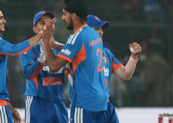 ഒരുപാട് മിടുക്കന്മാരുണ്ട് നിന്റെ സ്ഥാനത്ത് വരാൻ, റൺ നേടിയില്ലെങ്കിൽ എത്ര വലിയ കൊമ്പൻ ആണെങ്കിലും കടക്ക് പുറത്ത്; ഇന്ത്യൻ താരത്തോട് ആകാശ് ചോപ്ര