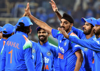 അവനെ അമിതമായി ക്രൂശിക്കരുത്, അയാൾ ആ സ്റ്റൈലിൽ ഉള്ള ബാറ്റിംഗ് പഠിക്കുന്നതെ ഉള്ളൂ; യുവതാരത്തെക്കുറിച്ച് ഇന്ത്യൻ അസിസ്റ്റന്റ് കോച്ച് റയാൻ ടെൻ ഡോഷേറ്റ്