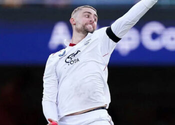 എന്റെ ‘അമ്മ വരെ അവന്റെ ബോളിങ്ങിൽ നന്നായി കളിക്കും, പന്തെറിയുന്നത് കാണുമ്പോൾ തന്നെ ചിരിയാണ് വരുന്നത്: ജെഫ്രി ബോയ്‌കോട്ട്