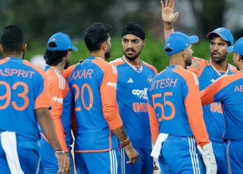 ബുംറയും അർശ്ദീപും ഒന്നിച്ച് കളത്തിലിറങ്ങുന്നതാണ് ടീമിന് നല്ലത്, അങ്ങനെ സംഭവിക്കണമെങ്കിൽ അവനെ ഇലവനിൽ കളിപ്പിക്കാനാകില്ല: ആകാശ് ചോപ്ര