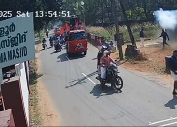 ജനം തോൽപ്പിച്ചു,പിന്നാലെ അക്രമരാഷ്ട്രീയത്തിന്റെ വഴിയേ…വീടുകൾക്ക് കല്ലേറ്,റീത്ത് വയ്ക്കൽ: കണ്ണൂരിൽ സ്ഥിതിഗതികൾ ഗുരുതരം…