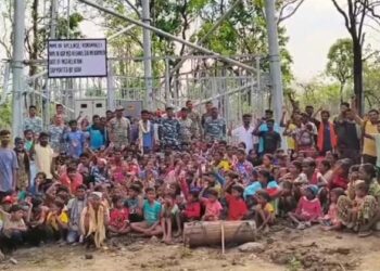 കമ്യൂണിസ്റ്റ് ഭീകരമുക്തം;മൊബൈൽ ടവറെത്തി:നൃത്തം ചെയ്താഘോഷിച്ച് ഗ്രാമീണർ