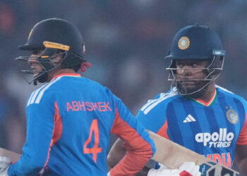 സഞ്ജുവിനെ ടീമിൽ ഉൾപ്പെടുത്താൻ ഗില്ലിന് പരിക്കേൽക്കുന്നത് വരെ നോക്കിയിരിക്കണോ? ശ്രദ്ധ നേടി രവി ശാസ്ത്രിയുടെ വാക്കുകൾ; പറഞ്ഞത് ഇങ്ങനെ