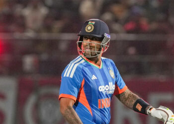 സൂര്യകുമാർ ഇനി രക്ഷപ്പെടണമെങ്കിൽ അത് ചെയ്തേ പറ്റൂ, അല്ലെങ്കിൽ ഇനിയും പണി മേടിക്കും: സുനിൽ ഗവാസ്‌കർ