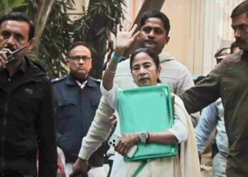 പ്രതീക് ജെയിനിന്റെ വീട്ടിൽ ഇഡി റെയ്ഡ് ; കേട്ടയുടൻ ഓടിപ്പാഞ്ഞെത്തി മമതാ ബാനർജി ; എല്ലാത്തിനും പിന്നിൽ അമിത് ഷാ ആണെന്ന് മമത