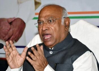 മോദി വാരണാസിയുടെ സാംസ്കാരിക പൈതൃകം നശിപ്പിക്കുന്നു ; മണികർണിക ഘട്ടിന്റെ നവീകരണത്തിന് മോദിയെ വിമർശിച്ച് മല്ലികാർജുൻ ഖാർഗെ