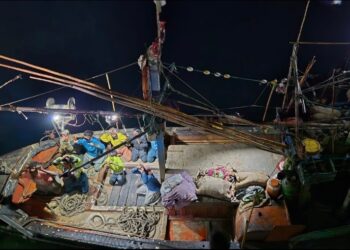 സംശയാസ്പദ സാഹചര്യത്തിൽ പാകിസ്താൻ ബോട്ട് പിടികൂടി കോസ്റ്റ് ഗാർഡ് ; രക്ഷപ്പെടാൻ ശ്രമിച്ച 9 ജീവനക്കാർ അറസ്റ്റിൽ