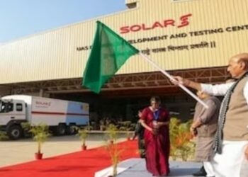 ഇന്ത്യയുടെ സ്വന്തം പിനാക അർമേനിയയിലേക്ക് ; ആദ്യ ബാച്ച് കയറ്റുമതി ഫ്ലാഗ് ഓഫ് ചെയ്ത് പ്രതിരോധമന്ത്രി