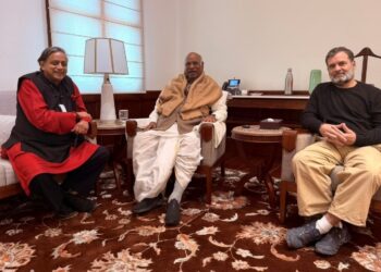 എല്ലാം പറഞ്ഞു കോംപ്രമൈസാക്കി ; രാഹുൽ ഗാന്ധിയെയും ഖാർഗെയെയും കണ്ട് ശശി തരൂർ