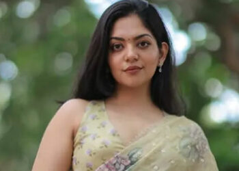 ജ്യോതിർമയിയും സ്ത്രീകളും പിൻനിരയിൽ; മുൻനിരയിൽ പുരുഷതാരങ്ങൾ! അവാർഡ് വേദിയിലെ വിവേചനത്തിനെതിരെ നടി അഹാന