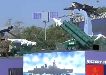 ഇന്ത്യയുടെ സൈനിക  ശക്തി  വിളംബരം ചെയ്ത് ബ്രഹ്മോസും എസ്-400 മിസൈലുകളും