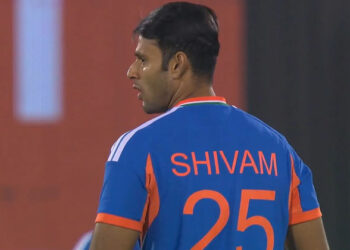 ഹെയർസ്റ്റൈൽ പോലെ ബൗളിംഗും ക്യൂട്ട്, അവസാനമെറിഞ്ഞ 7 പന്തിൽ 3 വിക്കറ്റ് നേടി ശിവം ദുബെ; ഈ ഓൾ റൗണ്ടർക്ക് കൊടുക്കാം കൈയടി