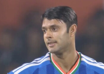 ഹെയർസ്റ്റൈൽ ക്യൂട്ടാണെന്ന് ദുബെ, അമ്മയാണോ മുടി വെട്ടിയതെന്ന് ആരാധകർ; ചിരിയടക്കാനാവാതെ അർഷ്ദീപ്; വീഡിയോ കാണാം