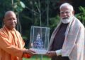 പ്രധാനമന്ത്രിയ്ക്ക് രാമക്ഷേത്ര മാതൃക സമ്മാനിച്ച് യോഗി ആദിത്യനാഥ്