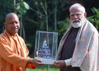 പ്രധാനമന്ത്രിയ്ക്ക് രാമക്ഷേത്ര മാതൃക സമ്മാനിച്ച് യോഗി ആദിത്യനാഥ്