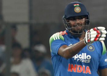 ബാറ്റുകൊണ്ടും അഗ്നി പടർത്തി ഹർഷിത് റാണ; തോൽവിയുടെ സങ്കടത്തിലും ഇന്ത്യയ്ക്ക് കരുത്തായി ‘യുവ പോരാളി