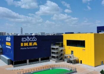 ബസ് സ്റ്റോപ്പിലിരുന്ന് സോഫ വാങ്ങാം! ഐകിയയുടെ ഞെട്ടിച്ച മാർക്കറ്റിംഗ് തന്ത്രം.”