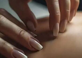 പുറം ചൊറിയാൻ ഇനി പ്രൊഫഷണലുകൾ! മണിക്കൂറിന് 9,000 രൂപ വരെ കൂലി; തരംഗമായി ‘സ്ക്രാച്ച് തെറാപ്പി’