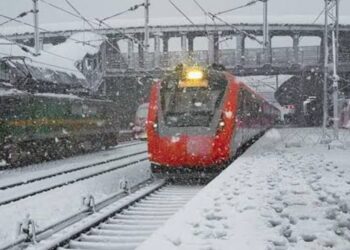 ഇന്ത്യൻ റെയിൽവേയുടെ അഭിമാനകരമായ ഒരു നിമിഷം; കശ്മീരിൽ വിസ്മയം തീർത്ത് വന്ദേ ഭാരത്