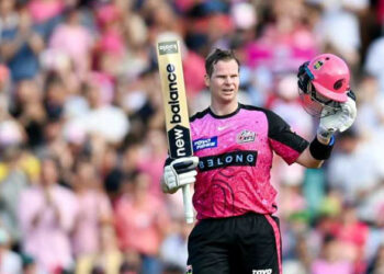 41 പന്തിൽ സെഞ്ച്വറി, ഒരോവറിൽ 32 റൺസ്, സ്റ്റീവ് സ്മിത്തിന്റെ ബാറ്റിംഗ് വിസ്മയത്തിൽ തകർന്ന് സിഡ്‌നി തണ്ടർ