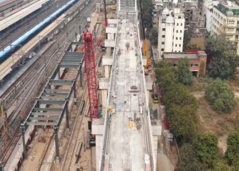 അത്ഭുതമായി ബുള്ളറ്റ് ട്രെയിൻ പാലം; മെട്രോ തുരങ്കത്തിന് മുകളിൽ 100 മീറ്റർ നീളമുള്ള ഭീമൻ ഉരുക്ക് പാലം സജ്ജം, ഇത് നവഭാരതത്തിന്റെ കുതിപ്പ്