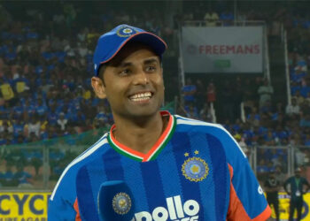 ടോസിനെക്കാൾ വലിയ ആവേശം സൂര്യയുടെ വാക്കുകളിൽ; സഞ്ജുവിന്റെ പേര് കേട്ടതും ഇളകിമറിഞ്ഞ് ഗ്രീൻഫീൽഡ് സ്റ്റേഡിയം; കൈയടി നേടി നായകൻ