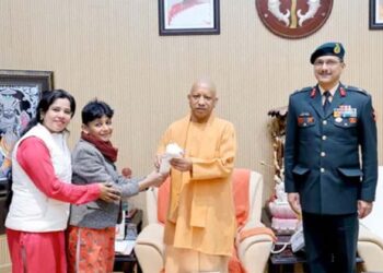 കൂടെയുണ്ട്, തളരരുത്;  ഗുണ്ടകൾ കൈയേറിയ വീട് വീണ്ടെടുത്തു നൽകി, യോഗി സർക്കാരിനും സെെന്യത്തിനും നന്ദി അറിയിച്ച് മകൾ