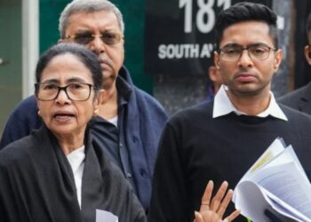 മുഖ്യ തെരഞ്ഞെടുപ്പ് കമ്മീഷണർ ഗ്യാനേഷ് കുമാറിനെ ഇംപീച്ച് ചെയ്യണം ; പ്രതിപക്ഷം പ്രമേയം കൊണ്ടുവന്നാൽ പിന്തുണയ്ക്കുമെന്ന് മമത ബാനർജി