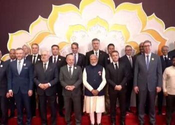 AI ഭ്രാന്തമായി വളരേണ്ട, മനുഷ്യൻ നയിച്ചാൽ മതി,വെറുമൊരു അസംസ്‌കൃത വസ്തുവാകരുത്; ഉച്ചകോടിയിൽ ലോകത്തിന് മുന്നറിയിപ്പ് നൽകി പ്രധാനമന്ത്രി