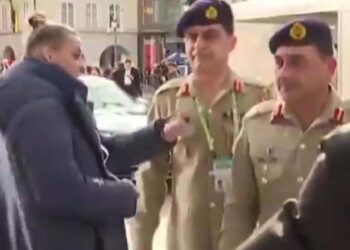 ഐഡി കാർഡ് എവിടെ? പാക് സൈനിക മേധാവിക്ക് ജർമ്മനിയിൽ ‘എട്ടിന്റെ പണി’; ഗേറ്റിന് പുറത്ത് തടഞ്ഞ് സെക്യൂരിറ്റി! നാണംകെട്ട് അസിം മുനീറും സംഘവും! 