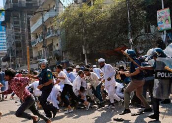 ബംഗ്ലാദേശിൽ വീണ്ടും ഹിന്ദു വേട്ട; ദിനാജ്‌പൂരിൽ വീടിന് തീയിട്ടു! മൗലവിബസാറിൽ യുവാവിനെ കെട്ടിയിട്ട് കൊന്നു; 45 ദിവസത്തിനിടെ 15 കൊലപാതകങ്ങൾ